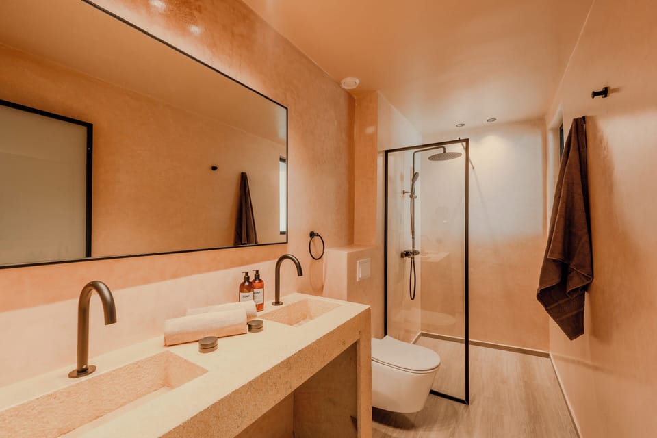 Royal Room | Bathroom | Shower, rainfall showerhead, hair dryer, towels