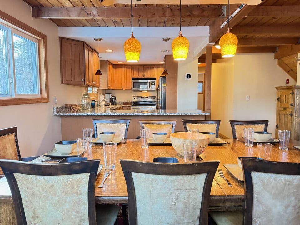 Open-concept dining—from breakfast bar to banquet.