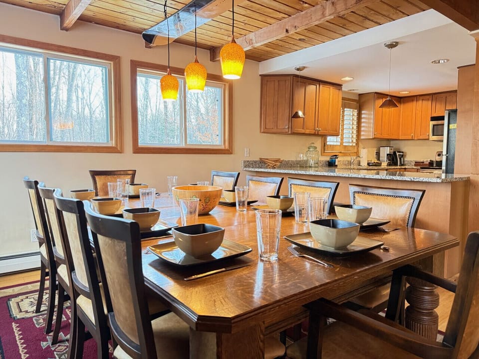 Feast together! Spacious dining for the whole family.
