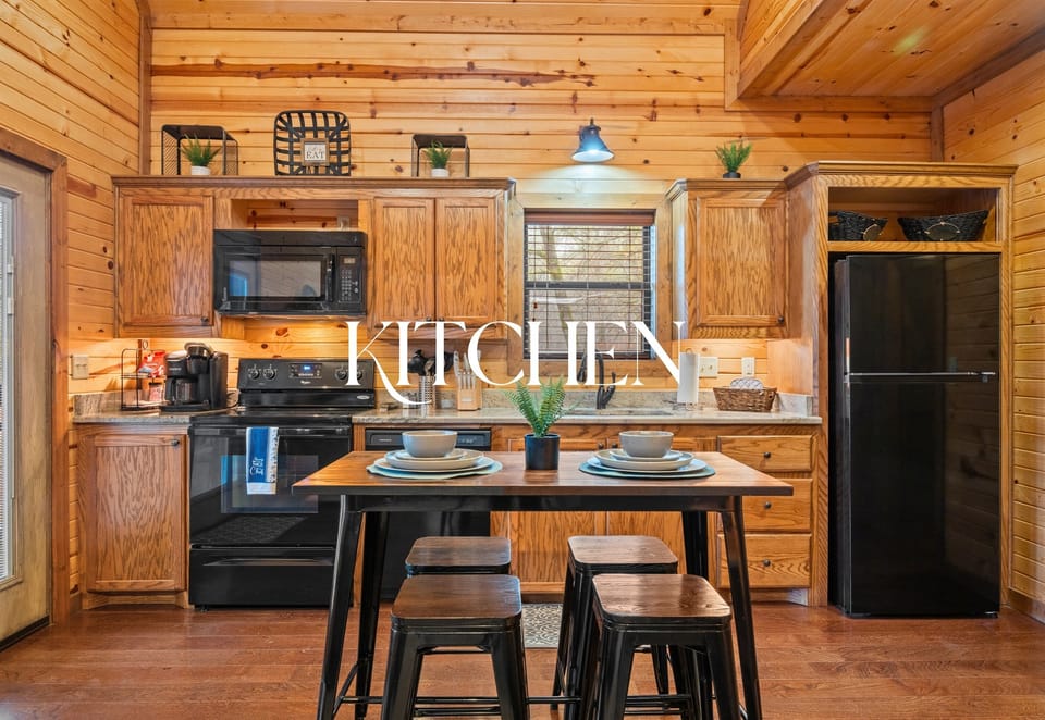 The fully equipped kitchen is both functional and inviting, making it easy to prepare everything from quick breakfasts to relaxed dinners after a day outdoors.