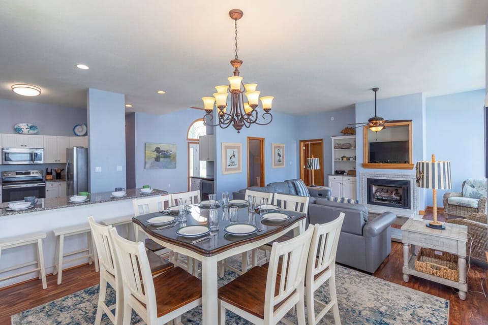 Main Level Dining Area
