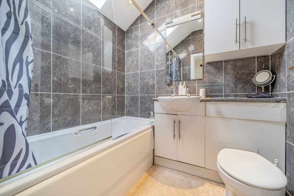 Deluxe Cottage, 2 Bedrooms, Kitchen, Courtyard View | Bathroom | Free toiletries, hair dryer, towels, soap