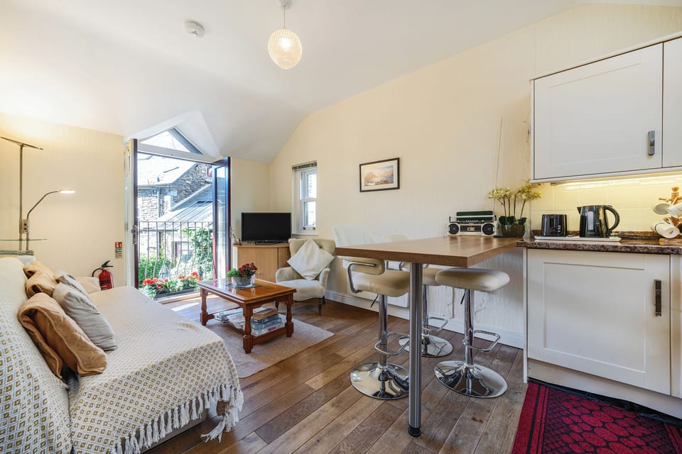 Deluxe Cottage, 2 Bedrooms, Kitchen, Courtyard View | Living area