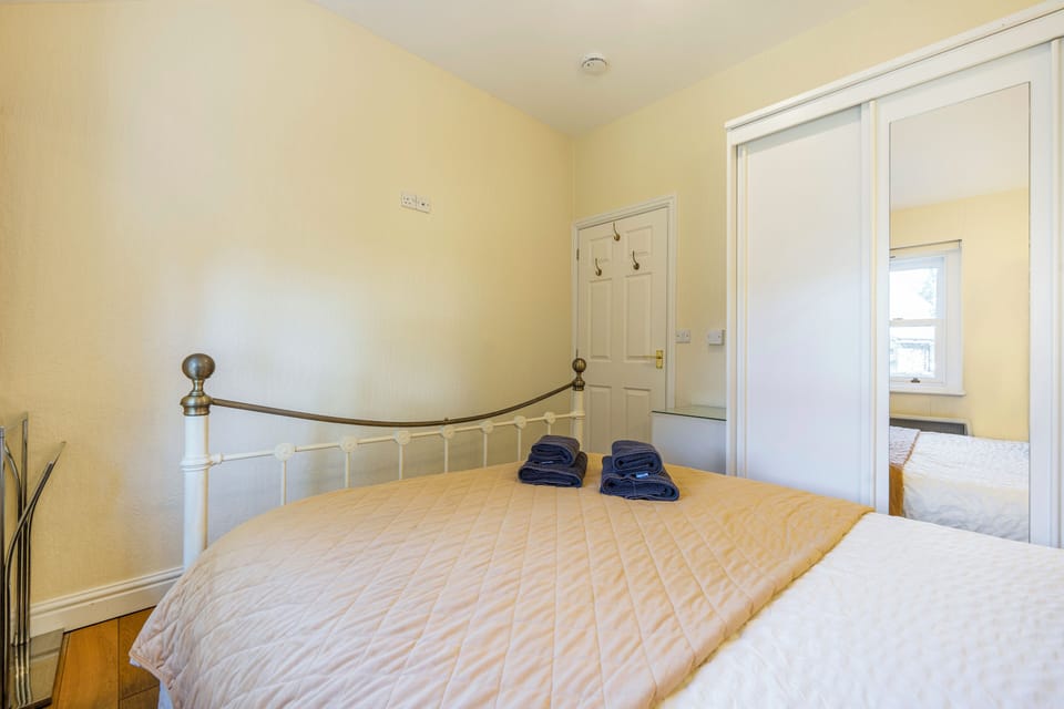 Deluxe Cottage, 2 Bedrooms, Kitchen, Courtyard View | Desk, laptop workspace, free WiFi