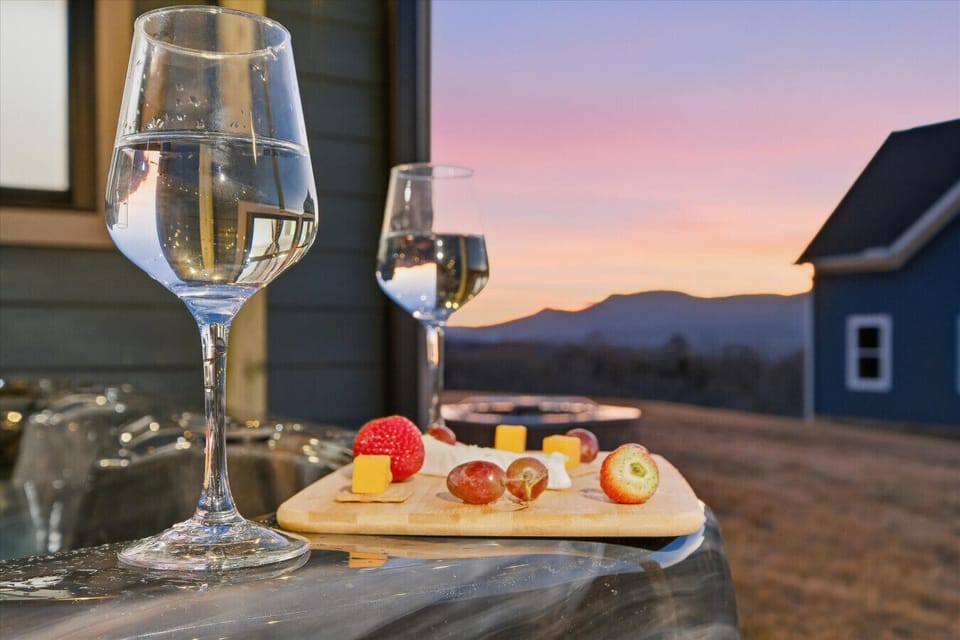 Enjoy mountain views in cozy hot tub