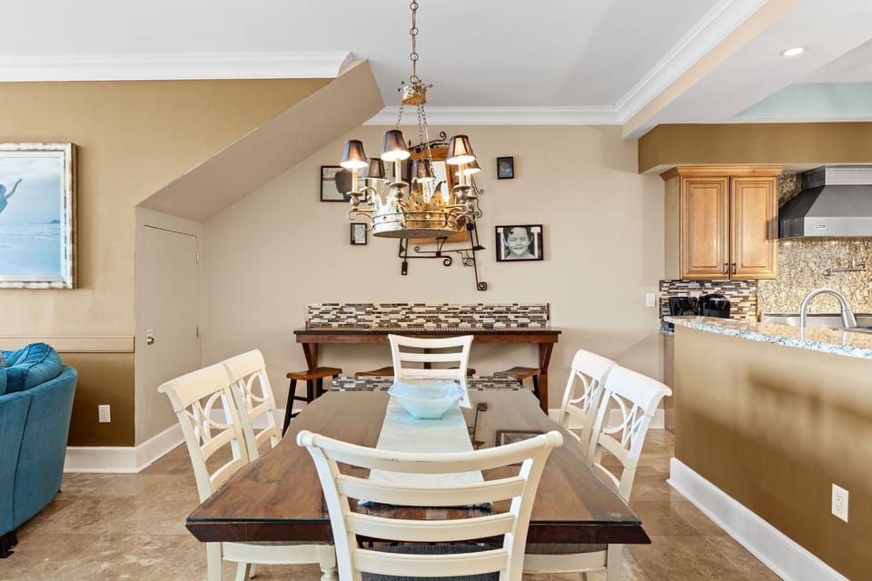 Dining Area on 1st Floor with Seating for 6