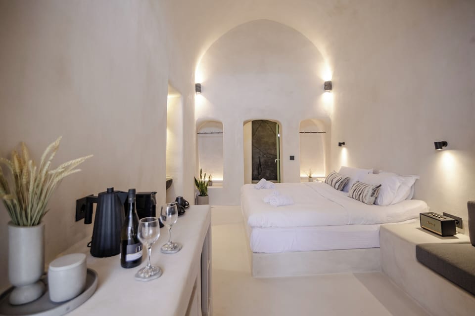 Altheda Suite with Indoor Jetted Tub | Free WiFi, bed sheets