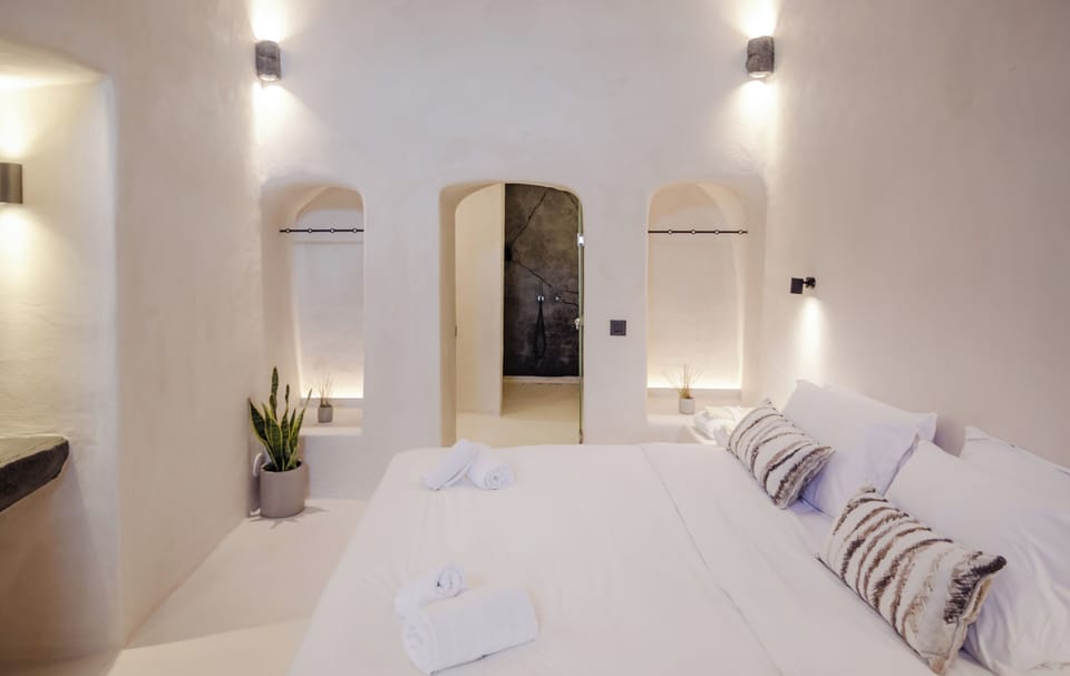 Altheda Suite with Indoor Jetted Tub | Free WiFi, bed sheets