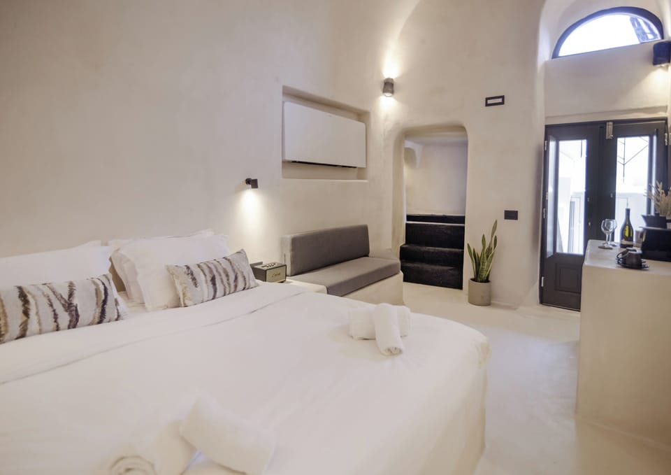 Altheda Suite with Indoor Jetted Tub | Free WiFi