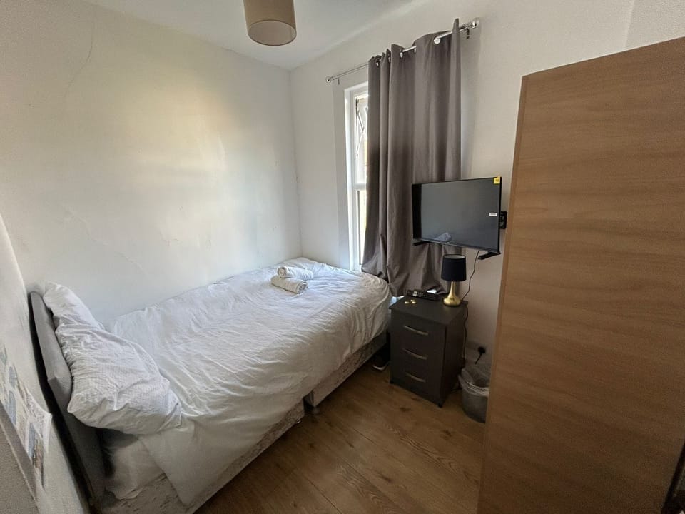 Basic Double Room, Shared Bathroom