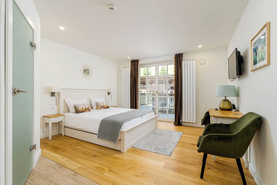 Luxury House, Mountain View, Mountainside | Egyptian cotton sheets, premium bedding, memory foam beds, desk
