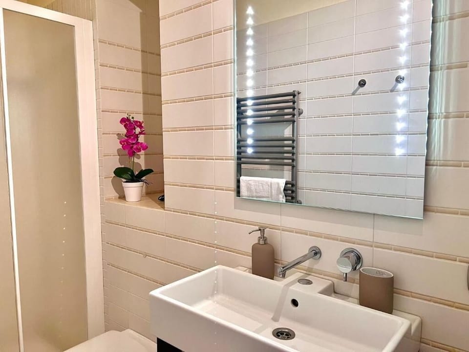 Comfort Quadruple Room, Garden View | Bathroom