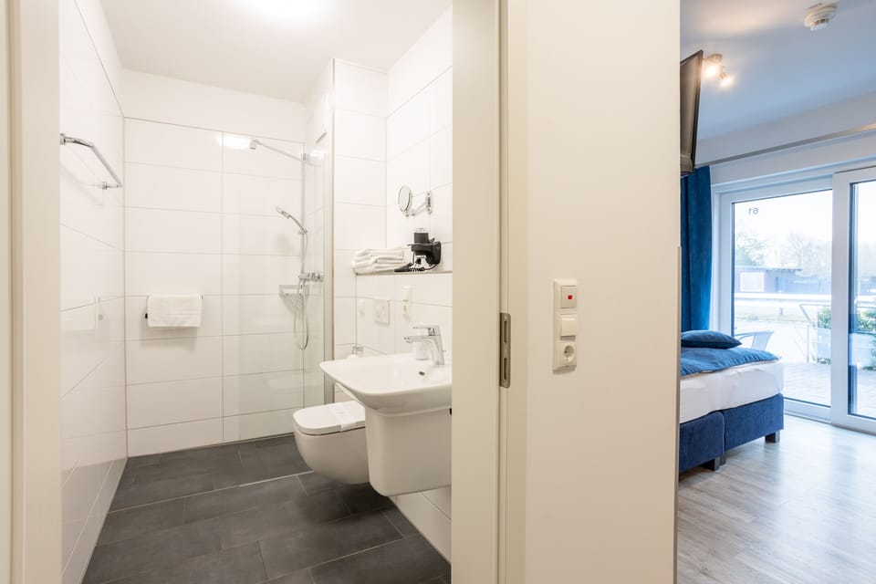Studio Apartment (incl. 50 Euro Cleaning Fee) | Bathroom | Shower, hair dryer, towels