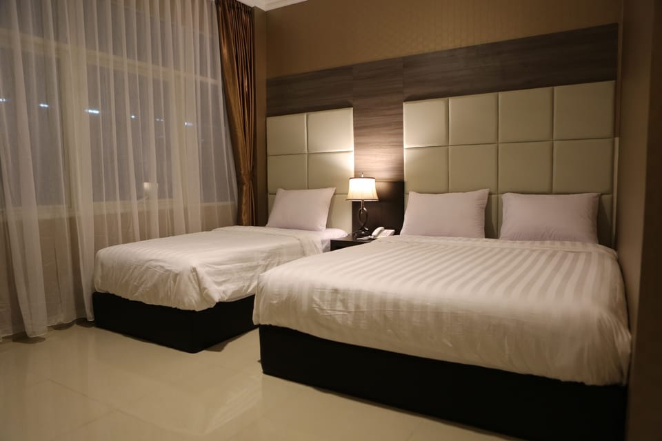 Suite | In-room safe, desk, soundproofing, iron/ironing board