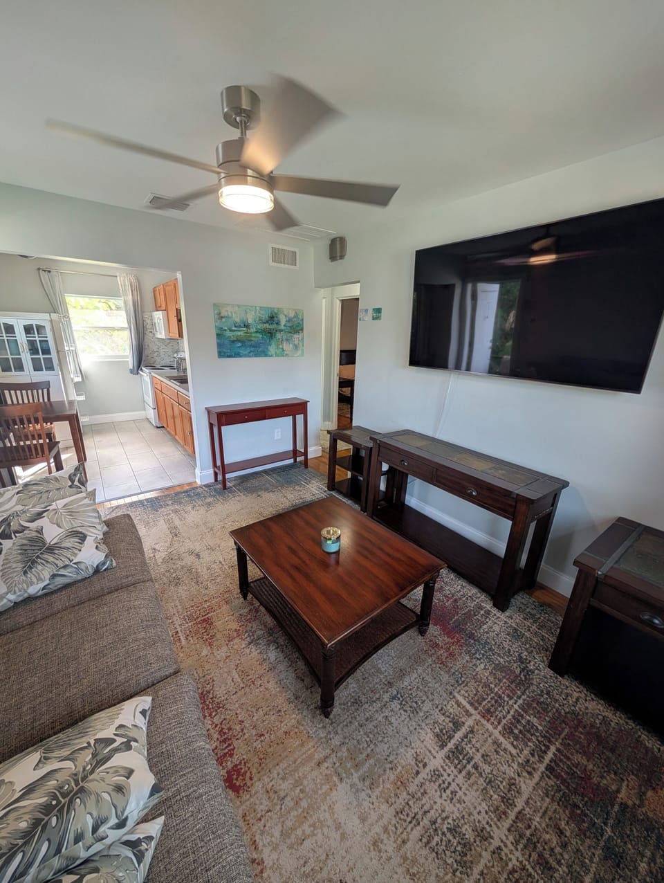 Living Room (to Kitchen)