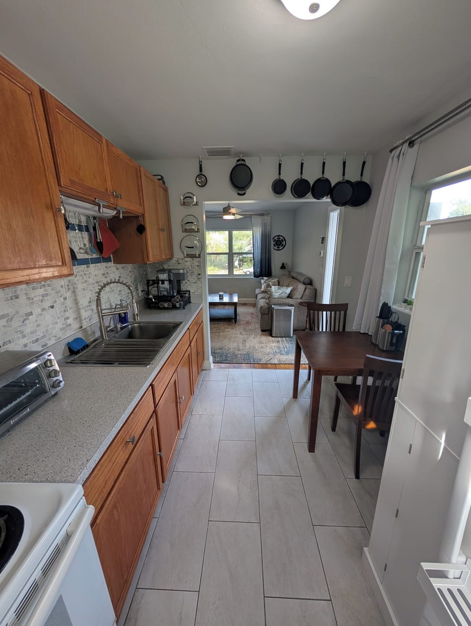 Kitchen (to living room)