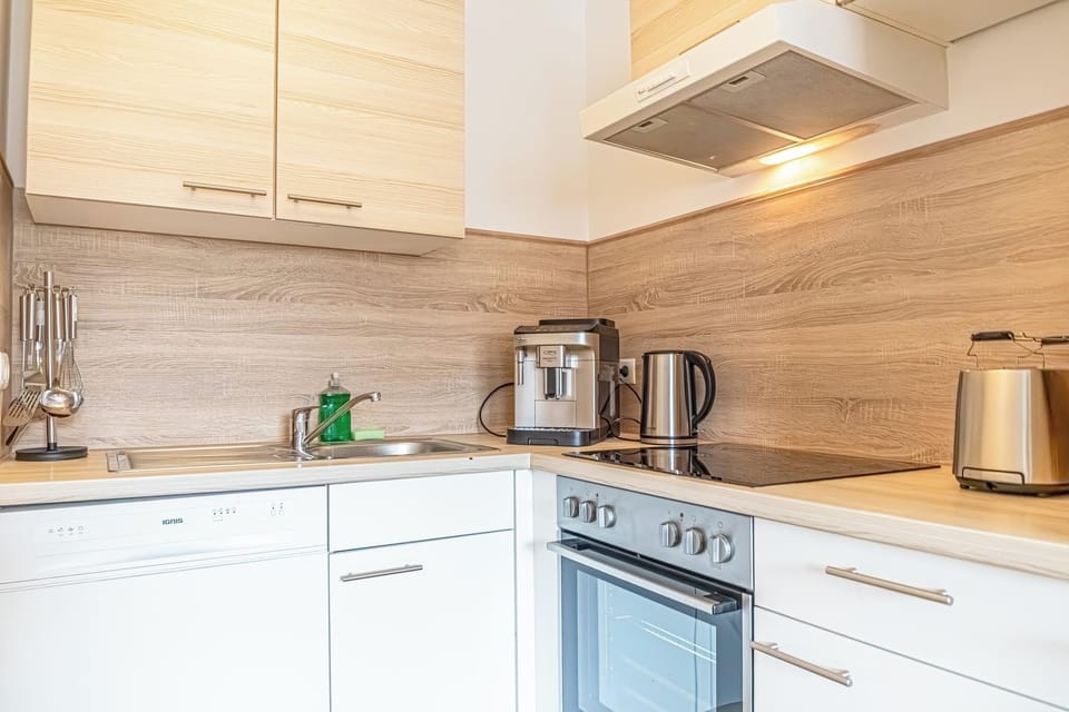 Basic Apartment | Private kitchen | Mini-fridge, microwave, oven, stovetop