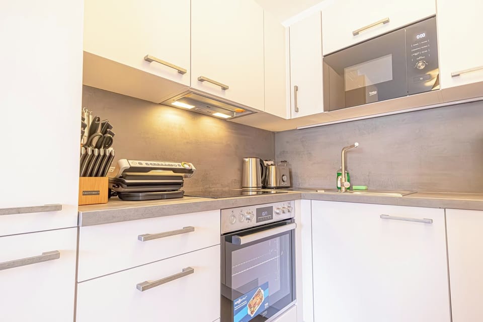 Basic Apartment | Private kitchen | Fridge, oven, stovetop, dishwasher