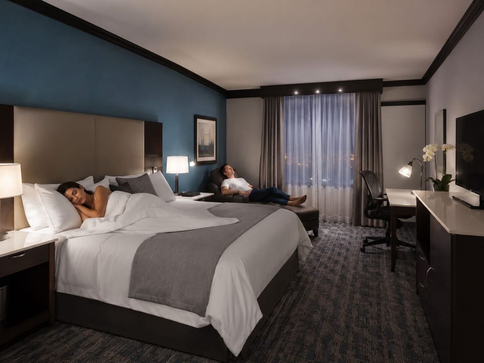 Premium bedding, in-room safe, desk, iron/ironing board