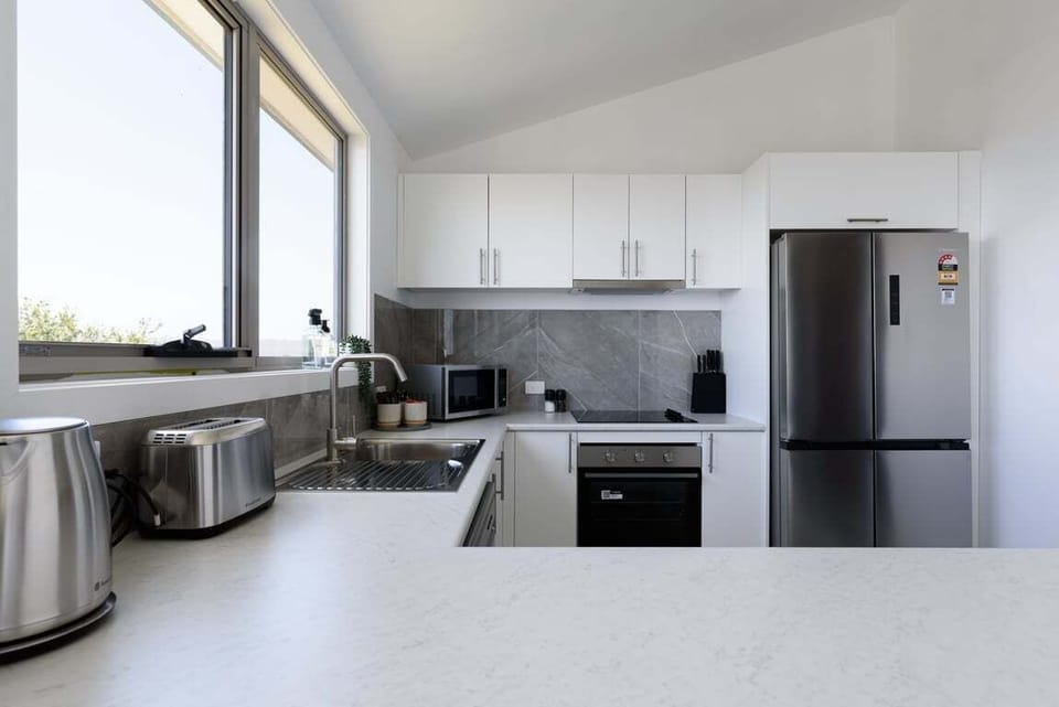 Oven, stovetop, dishwasher, electric kettle