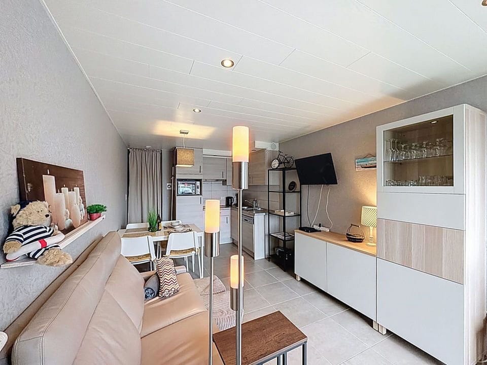 Interior Design, Flooring, Furniture, Floor, Room, Ceiling, Living Room, Couch, Apartment