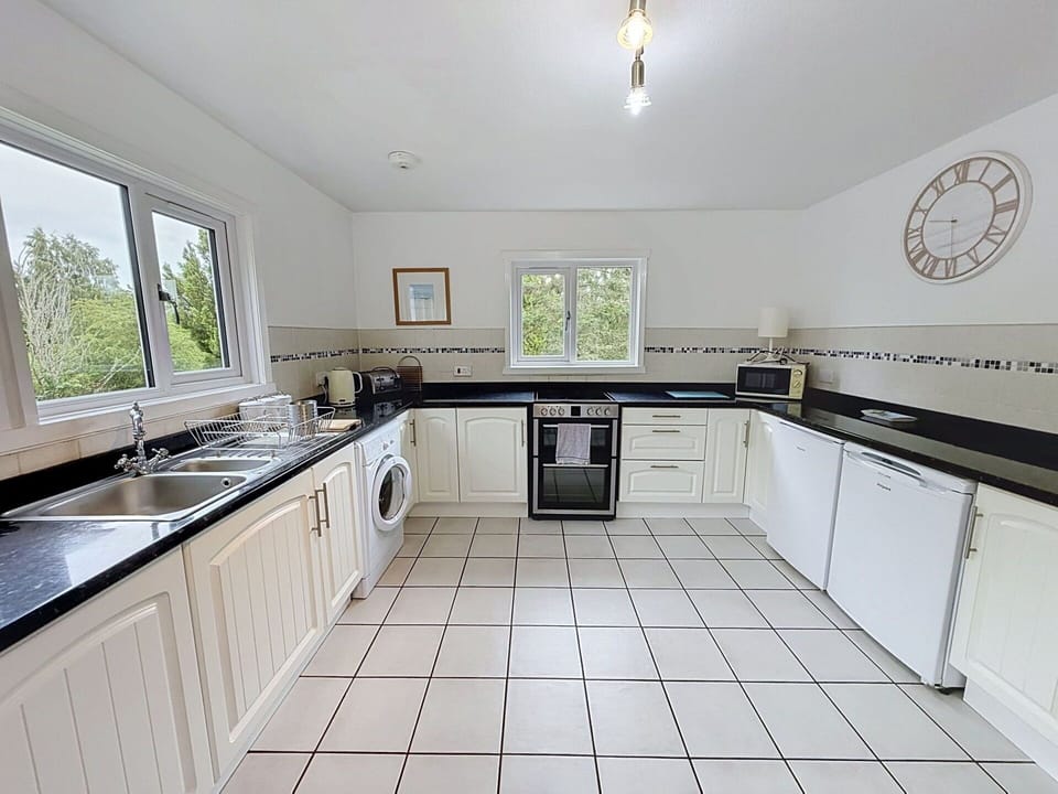 Kitchen, Countertop, Kitchen Appliance, Major Appliance, Flooring, Interior Design, Kitchen Stove, Cabinetry, Floor, Home Appliance