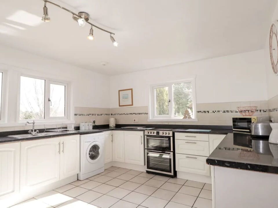 Flooring, Plumbing Fixture, Bathroom, Interior Design, Wood, Floor, Plumbing, Lighting, Tap, Furniture