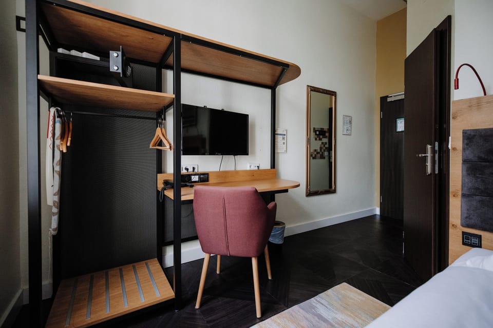 Single Room, Non Smoking, Private Bathroom | Premium bedding, in-room safe, desk, blackout drapes