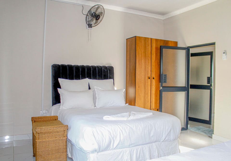 Comfort Chalet, Garden View | In-room safe, desk, laptop workspace, blackout drapes