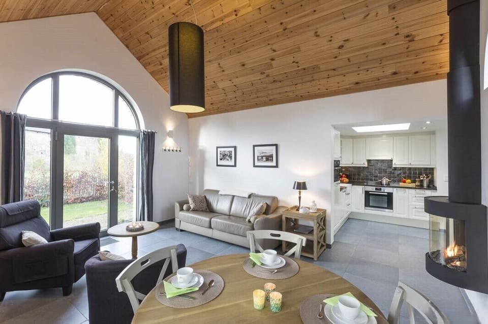 Comfort Cottage, 2 Bedrooms, Non Smoking, Garden View | Living area | TV