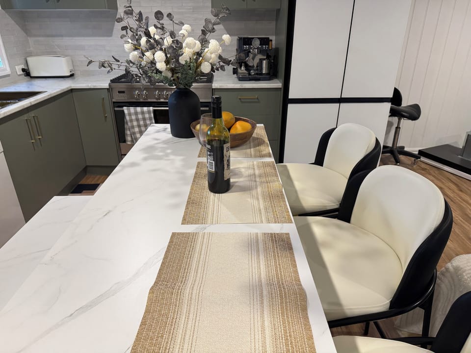 The kitchen island features an extendable table with extra chairs for guests! 🍽️✨
