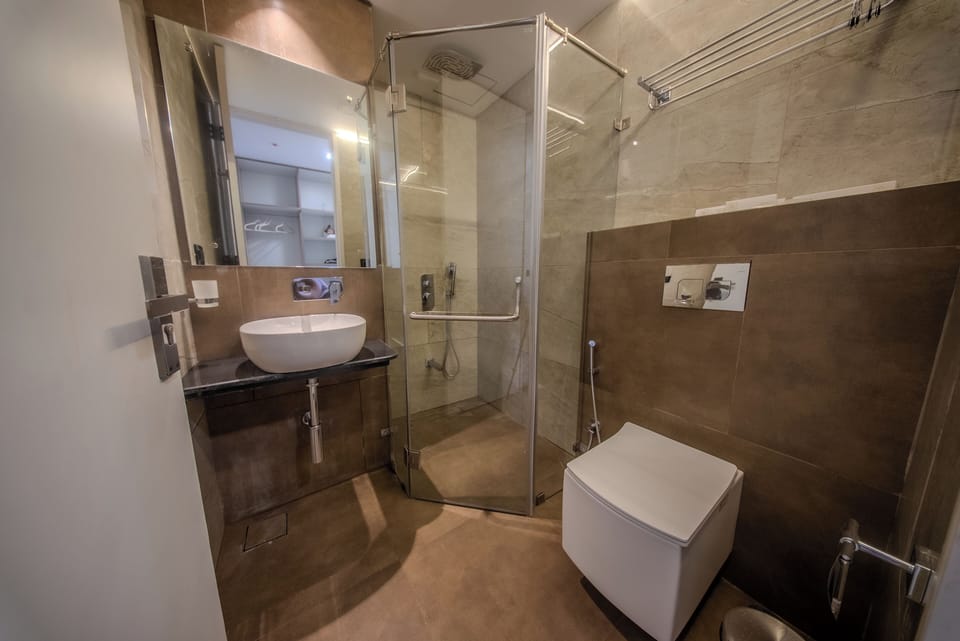 Suite | Bathroom | Shower, towels, soap, shampoo