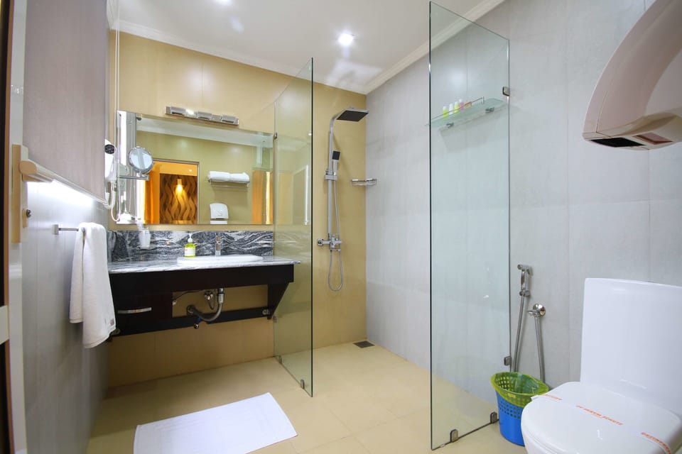 Deluxe Double Room | Bathroom | Shower, free toiletries, hair dryer, slippers