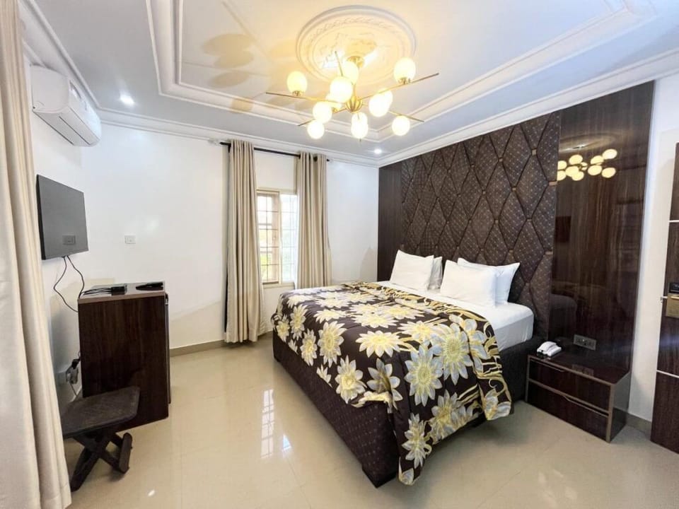 Comfort Room, Balcony, City View | Desk, laptop workspace, blackout drapes, soundproofing