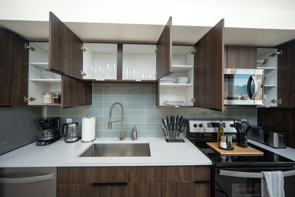 Fully stocked kitchen with all that you need. Pots, pans, bakeware, salt +pepper, and olive oil!!