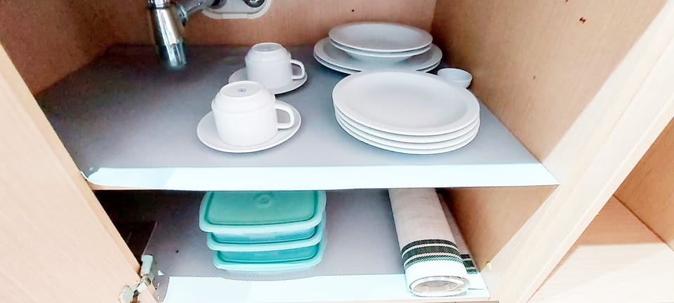 Basic Apartment | Private kitchen | Mini-fridge, microwave, cookware/dishes/utensils