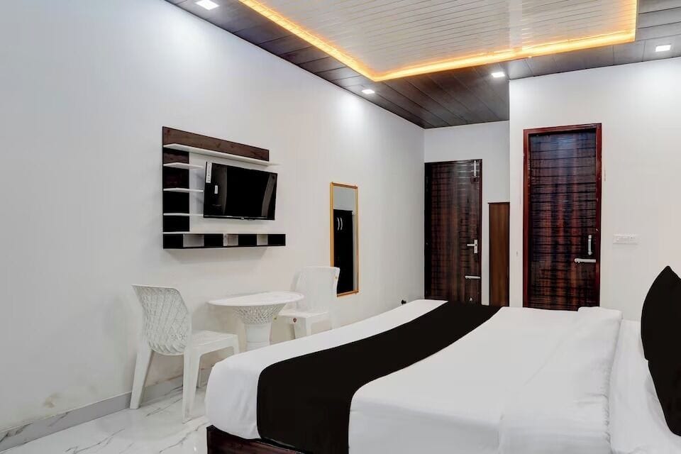 Deluxe Double Room, City View | Premium bedding, Select Comfort beds, desk, laptop workspace