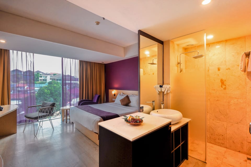 Deluxe Emerald | Premium bedding, minibar, in-room safe, desk