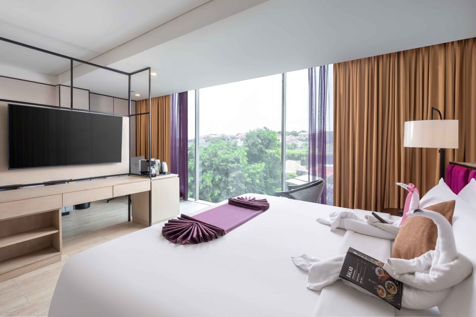 DELUXE SUITE | Premium bedding, minibar, in-room safe, desk