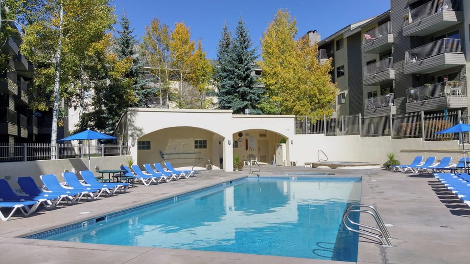 Year-round outdoor pool & hot tubs