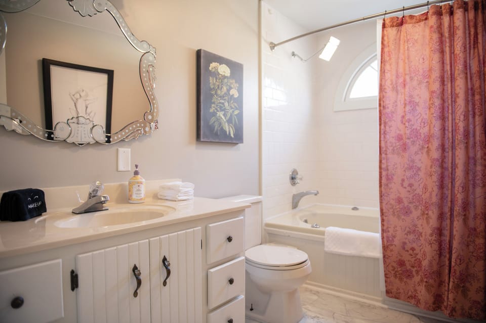 Room 8 | Bathroom | Hair dryer, towels, soap, shampoo