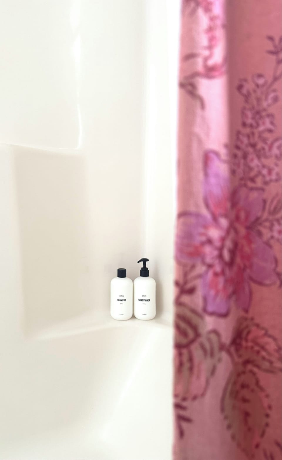 Room 1 | Bathroom | Hair dryer, towels, soap, shampoo