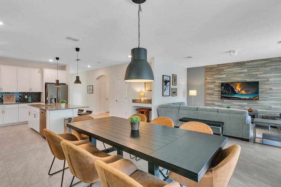 House (6 Bedrooms) | Living area | 50-inch Smart TV with cable channels