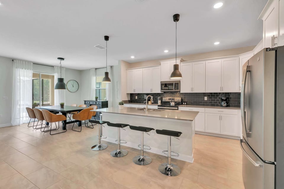 House (6 Bedrooms) | Private kitchen | Microwave, oven, stovetop, dishwasher