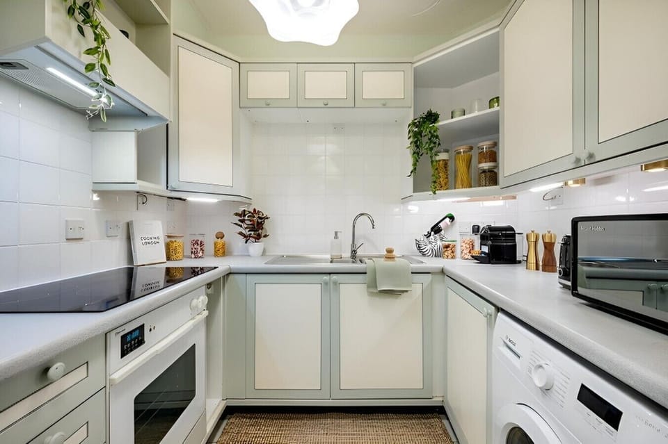 Flat8-CharingCross-Kitchen-2
