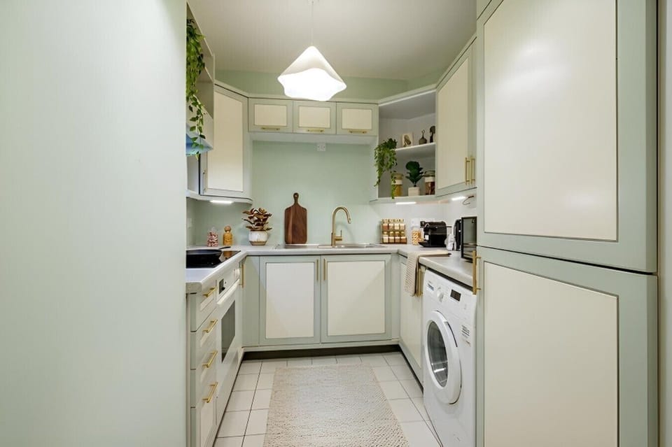 Flat8-CharingCross-Kitchen-1