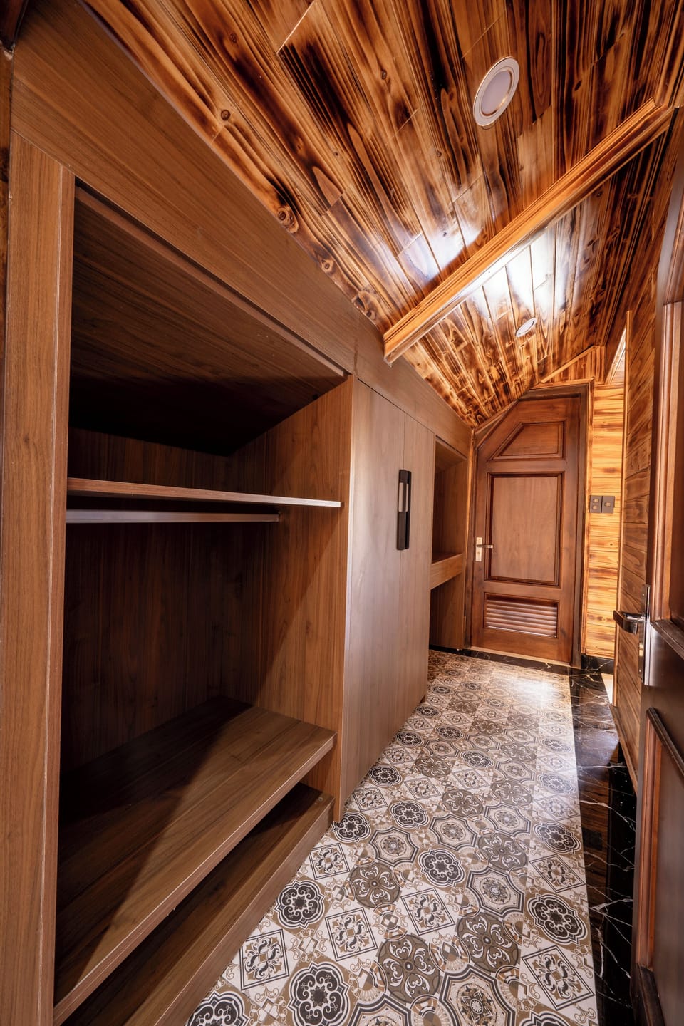 Senior Room, Mountain View | Soundproofing, WiFi (free), bed sheets