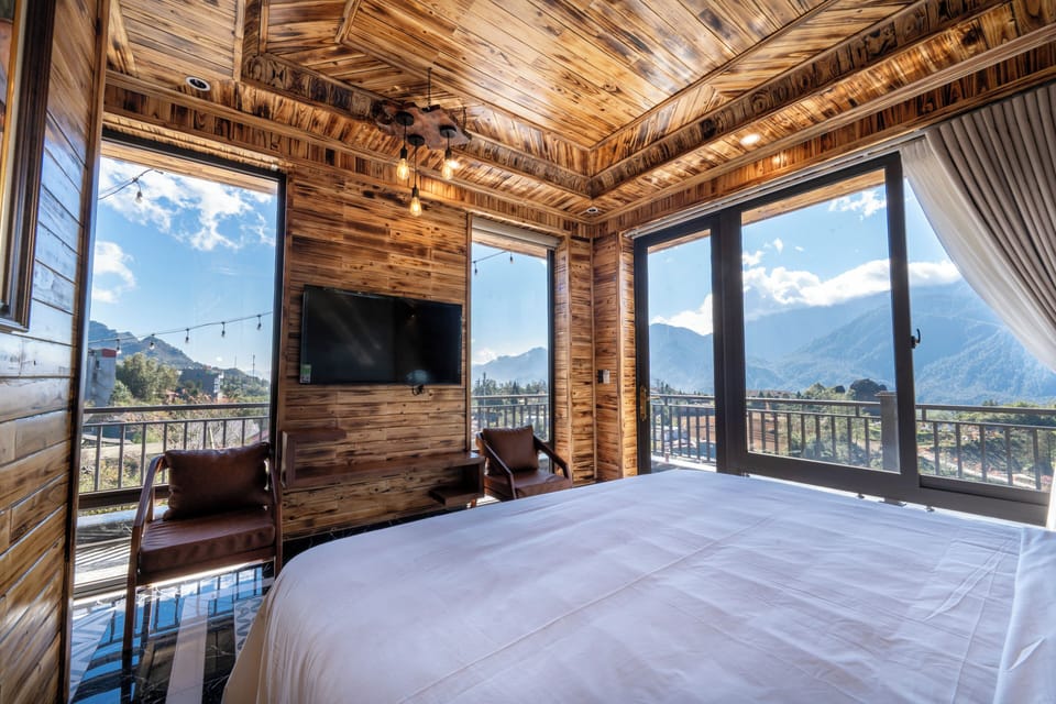 Luxury Room, Mountain View | Soundproofing, WiFi (free), bed sheets