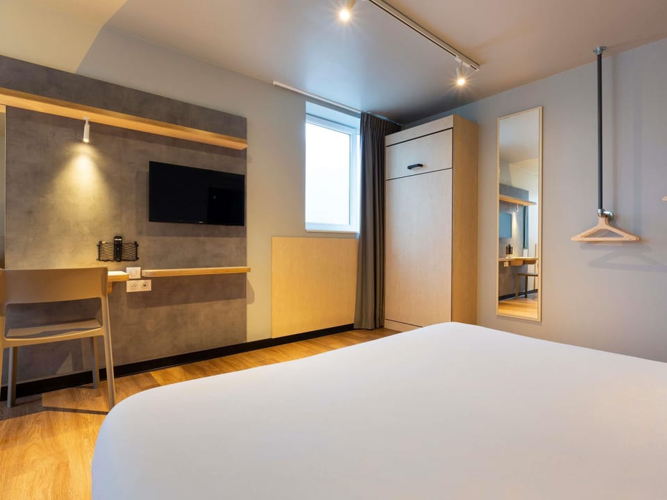 Desk, blackout drapes, soundproofing, WiFi (free)