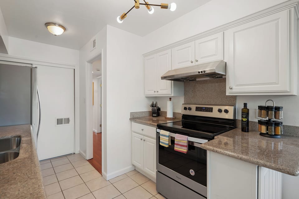 House, 3 Bedrooms, Patio, Lake View | Private kitchen | Coffee/tea maker, dining tables